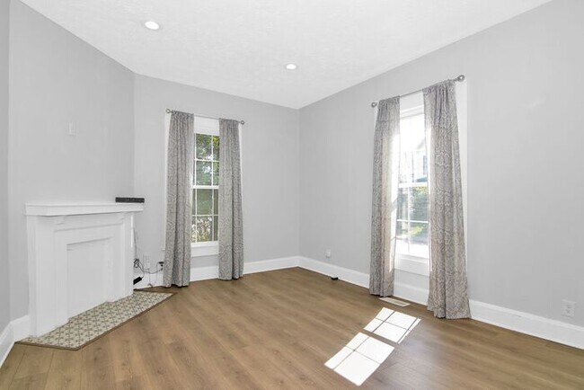 Foto del edificio - Classic Remodeled Townhome in Windsor Park