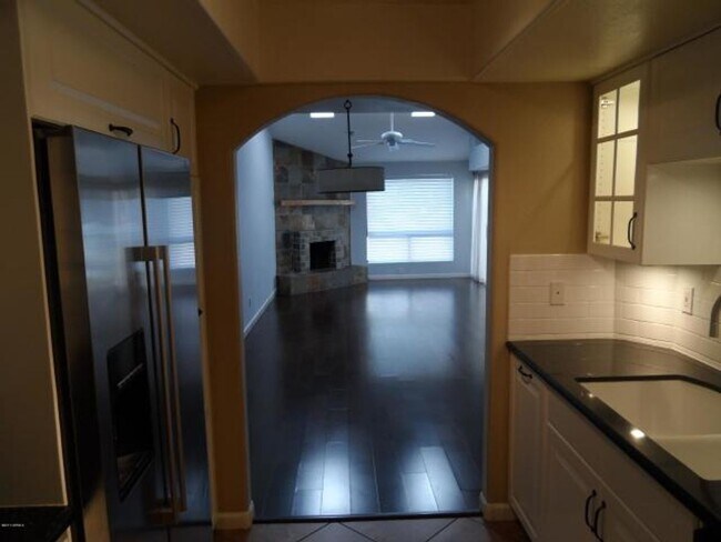 Foto del edificio - Spacious Townhome in the Biltmore area!