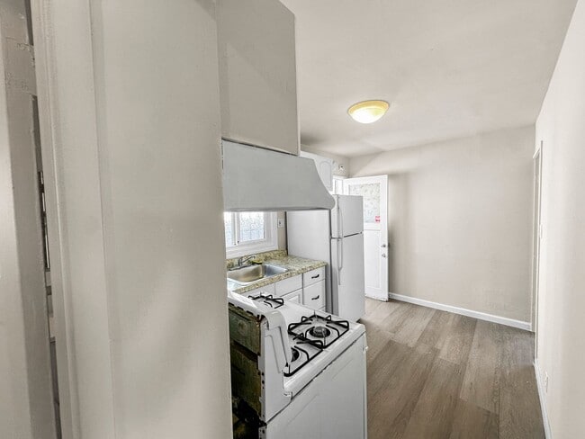 Building Photo - Charming 2-Bedroom Craftsman in Oakland’s ...