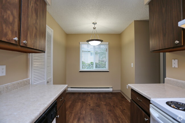 2 BR-Dining Area - Madison at River's Edge