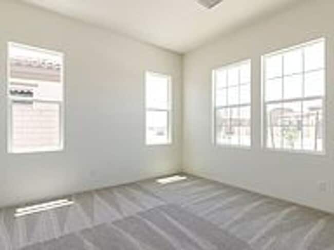Building Photo - AVAILABLE NOW! BEAUTIFUL, 2 Bed/2 Bath plu...