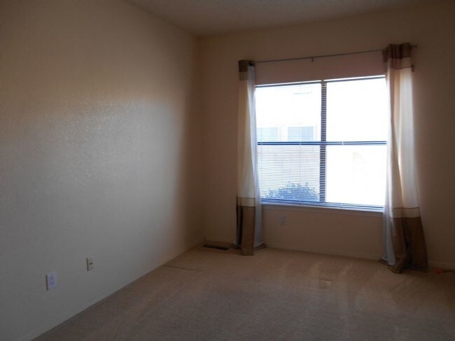 Building Photo - 2110 Navajo Willow Dr NE
