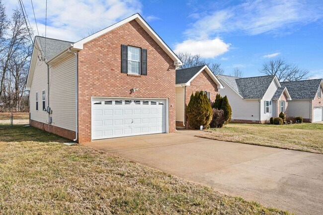 Foto del edificio - Fully Furnished | Bonus Room | Fenced Yard |No Backyard Neighbors!