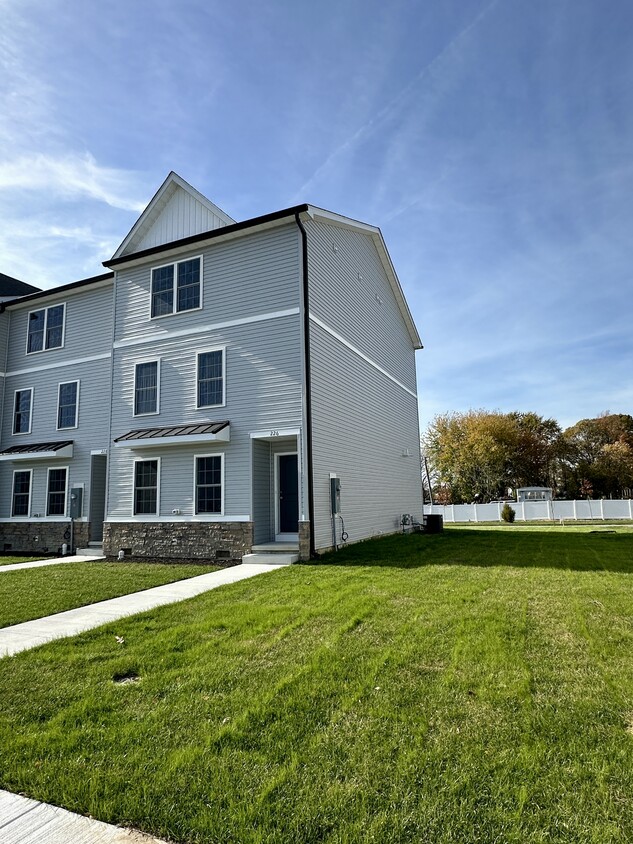 Primary Photo - 226 Rojan Rd