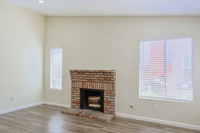 Building Photo - 2 Bedroom + Bonus Room in Escondido