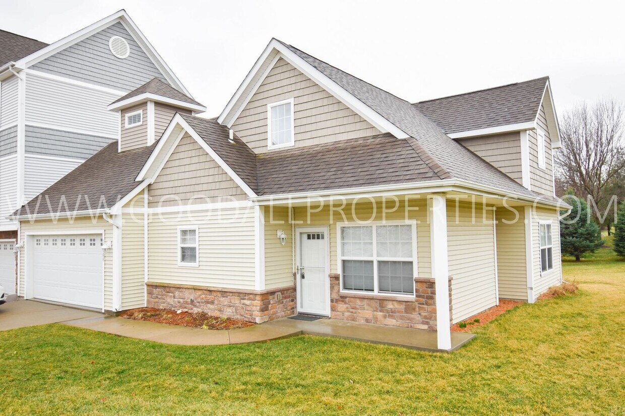 Primary Photo - 1 1/2 Story 3 Bedroom Townhome in Urbandale