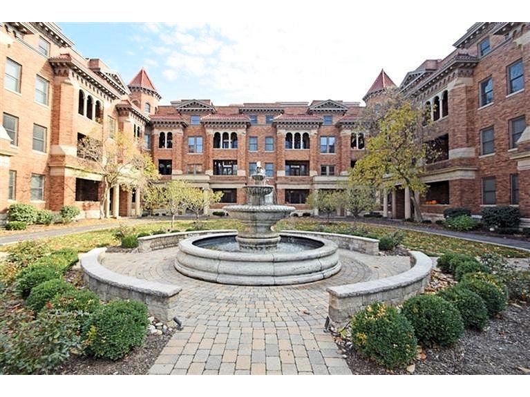 Courtyard and main entrance - 2356 Park Ave