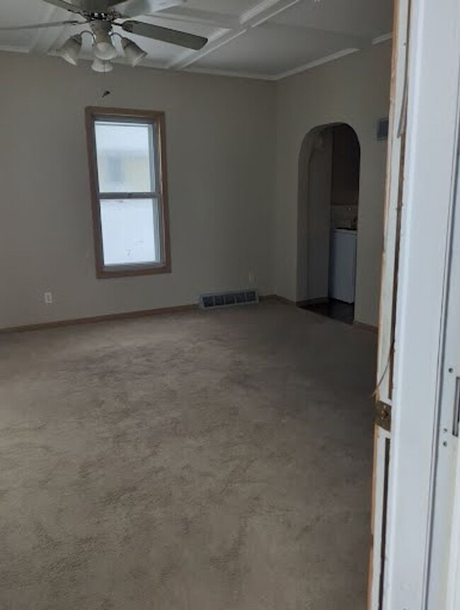 Building Photo - 3 Bedroom 1.5 bath single family house wit...