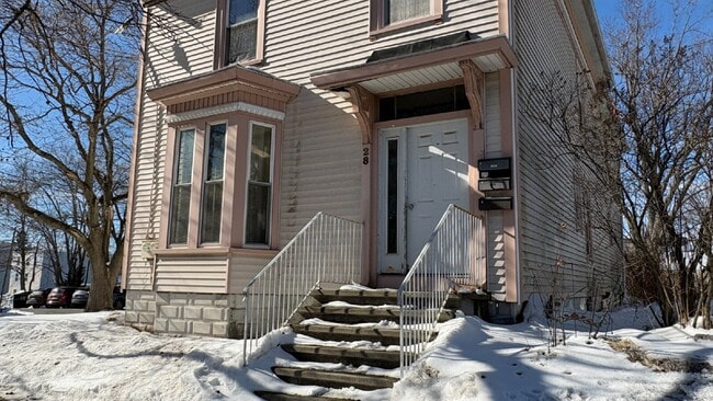 Building Photo - Spacious 2 Bed, 1 Bath Apartment – Portland – $2,199/month