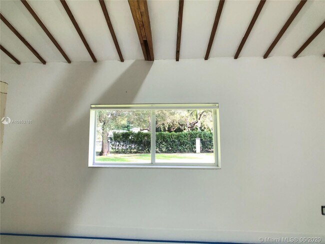 Foto del edificio - 4733 Santa Maria St