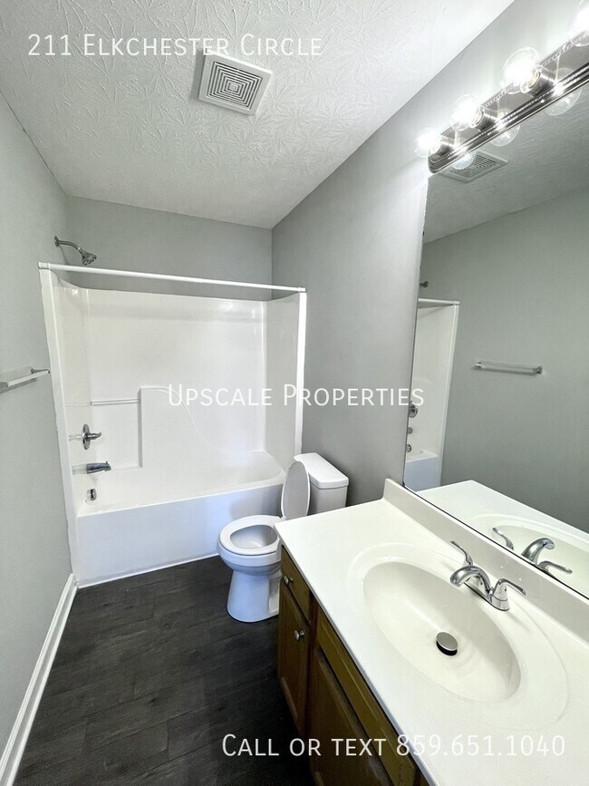 Foto del edificio - 211 Elkchester Cir