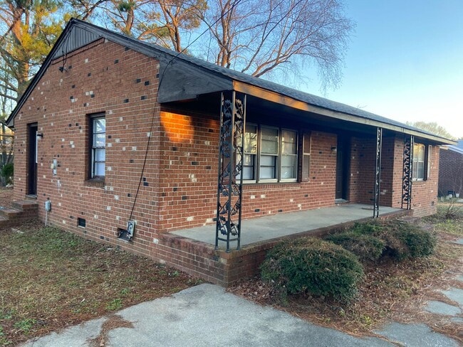 Building Photo - Three Bedroom Two Bath House for Rent