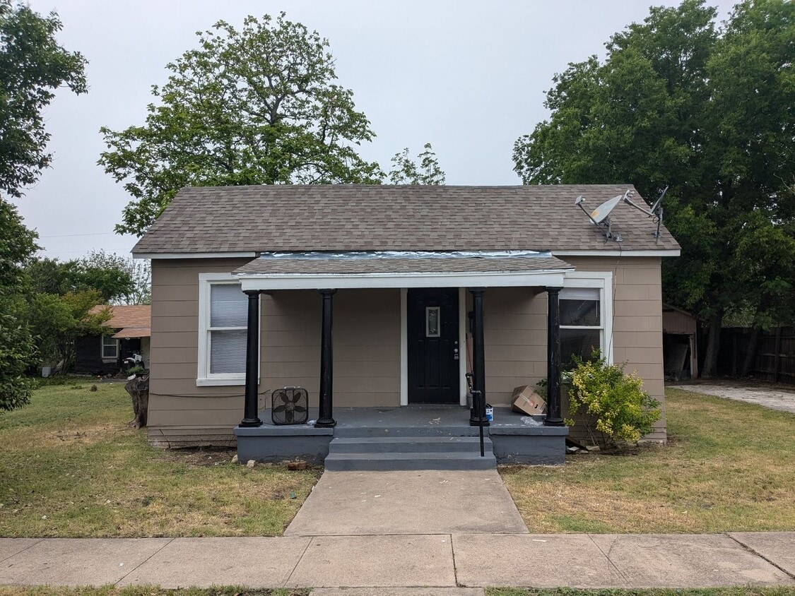 Foto principal - 2 Bed 1 Bath Home with Laundry Hookups