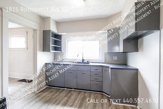 Foto del edificio - 1815 Roosevelt Ave NE