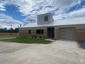 Building Photo - 2827 Lone Oak Dr