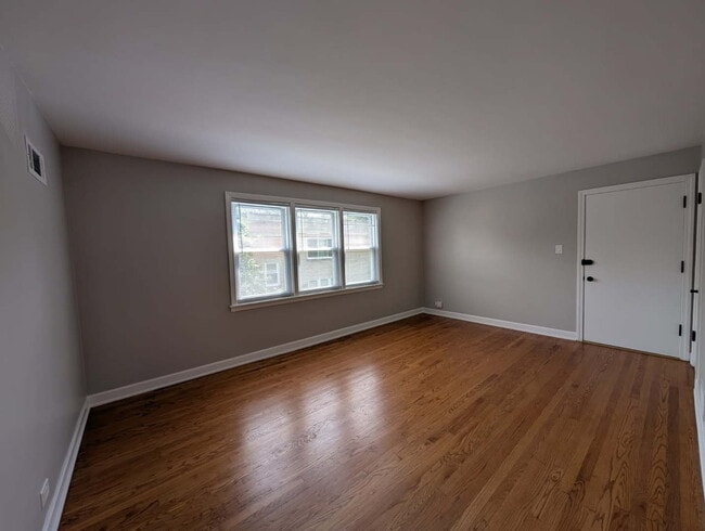 Building Photo - 2909 W Farragut Ave