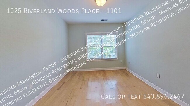 Foto del edificio - 1025 Riverland Woods Pl
