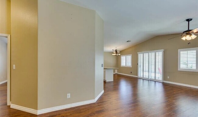 Foto del edificio - 8841 Spinning Wheel Ave