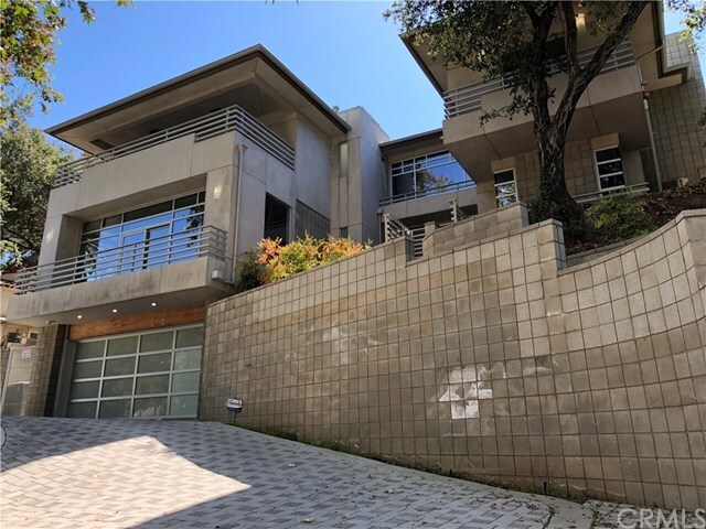 Foto principal - 2827 E Chevy Chase Dr