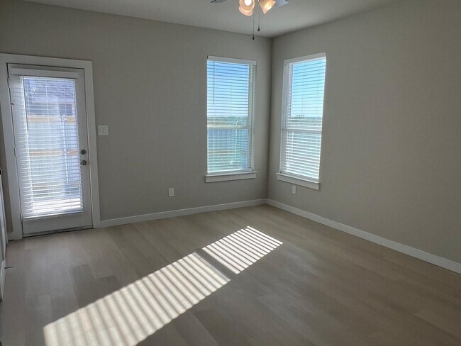 Building Photo - 3479 Valley Vista Dr