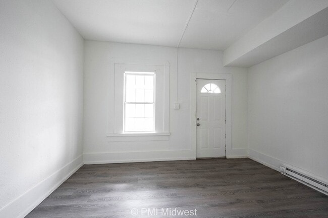 Building Photo - "Charming Duplex Retreat: Spacious 2-Bedro...