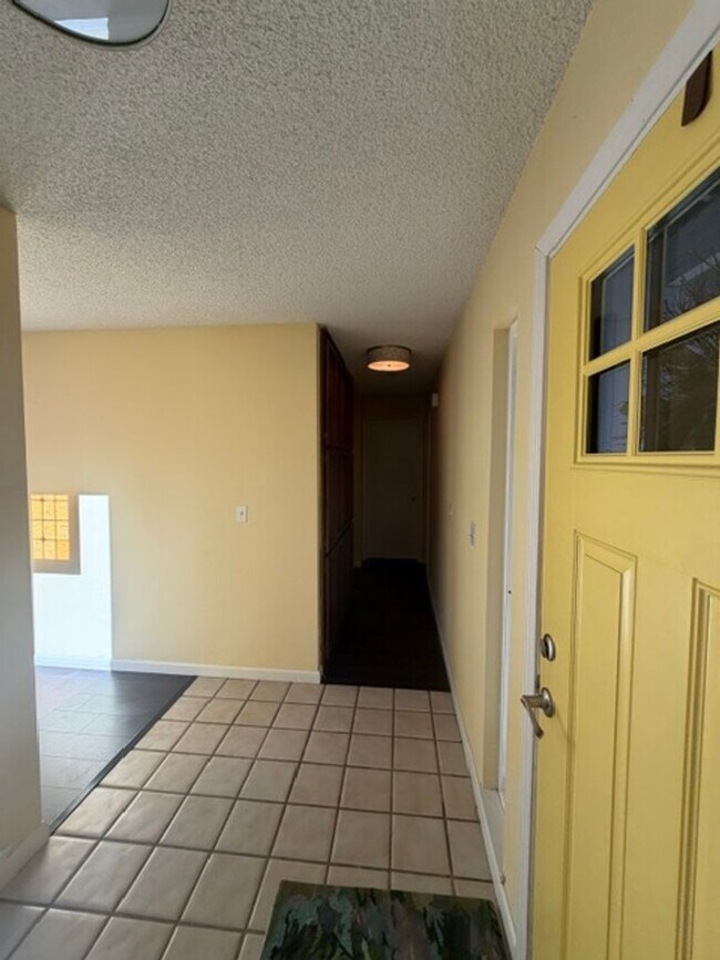 Foto del edificio - Charming 3 Bedroom + 2 Bathroom Half-Plex Near the American River in Fair Oaks: $2,375.00 + $100.00