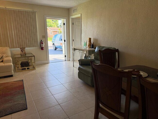 Foto del edificio - 5839 NW 16th St