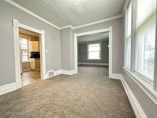 Building Photo - AVAILABLE MAY 2026 - 3 BED 1.5 BATH