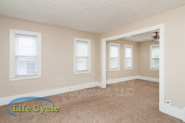 Building Photo - 1005 Emerald Ave NE