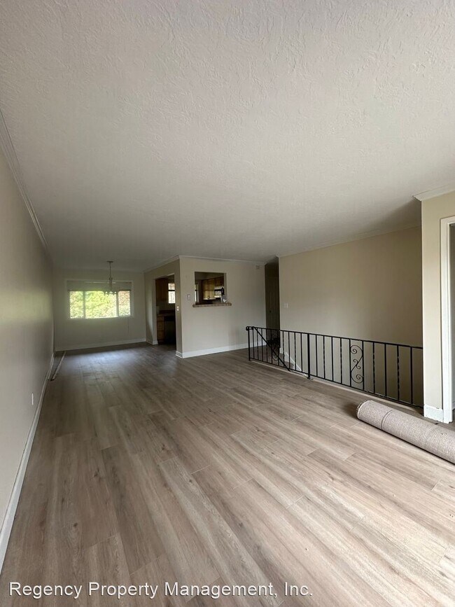 Building Photo - 2 br, 1 bath House - 1045 SW Bertha Blvd, #3