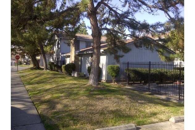  - 1225 W El Monte St