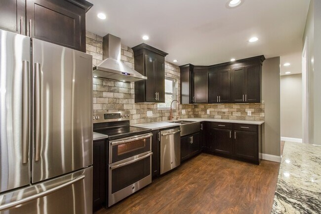 Building Photo - Gorgeous 4 Bedroom in Great Location