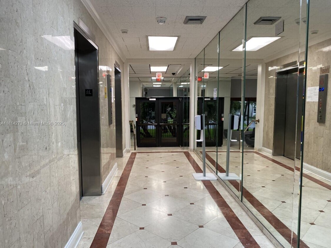 Foto del edificio - 2450 NE 135th St