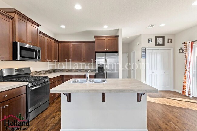 Building Photo - Beautiful 3-Bedroom Home for Lease – Prime...