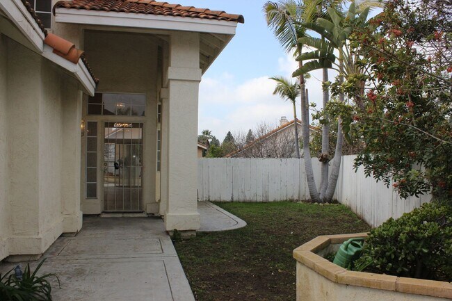 Building Photo - Spacious 4B/3BA House w/ Upgraded Kitchen,...