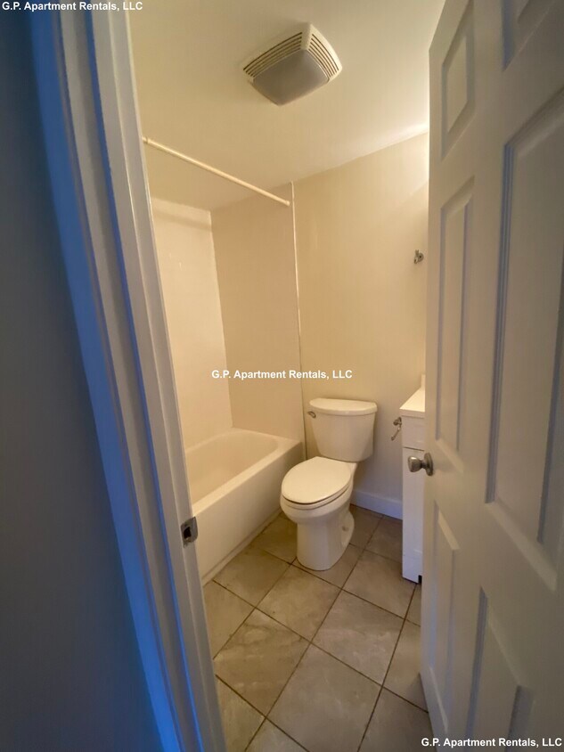 Building Photo - 447 Pleasant St