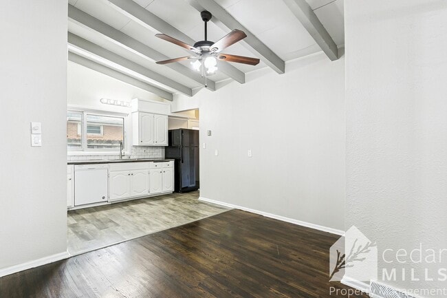Building Photo - 811 N Chipper Ln