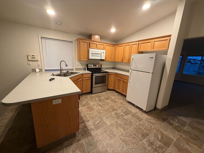 Foto del edificio - 3 bed|2 bath house with NEW PAINT & CARPET!