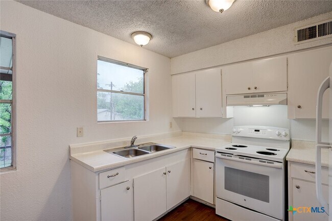 Foto del edificio - 748 Old Martindale Rd