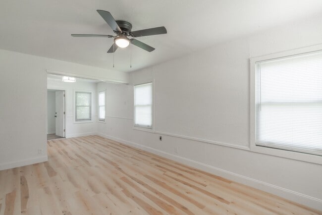 Building Photo - Updated 2 Bed in El Reno