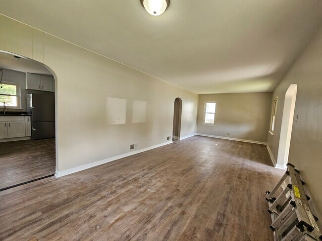 Building Photo - 512 W 49th Ave