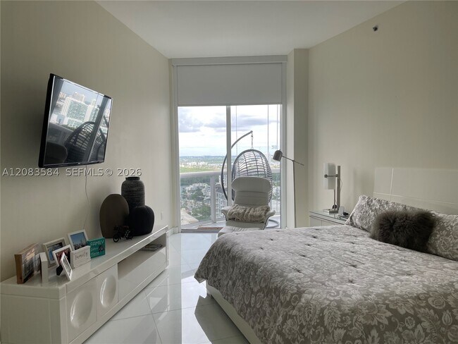 Foto del edificio - 15811 Collins Ave