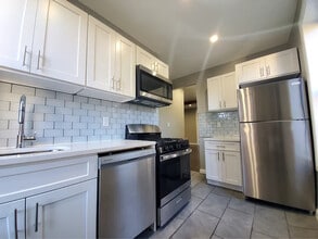 Building Photo - 901 Woodycrest Ave