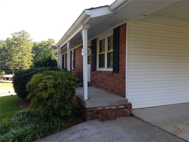 Building Photo - 2611 Gray Rd SE