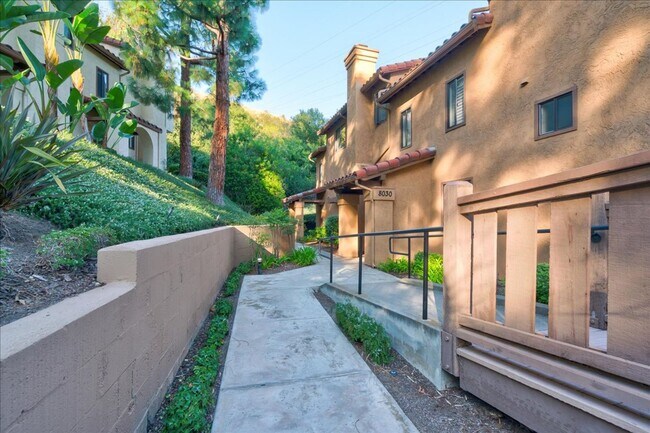 Building Photo - Beautiful End-Unit Townhome Centraly Located
