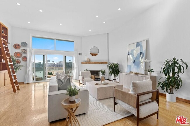 Building Photo - 3950 Vía Dolce