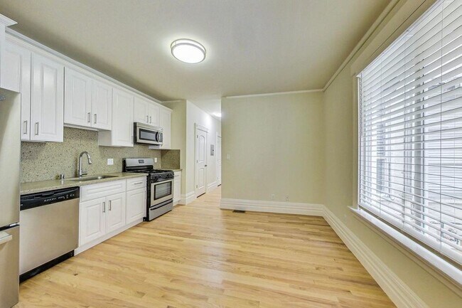 Foto del edificio - Beautiful Remodeled 2 Bedroom apartment on...