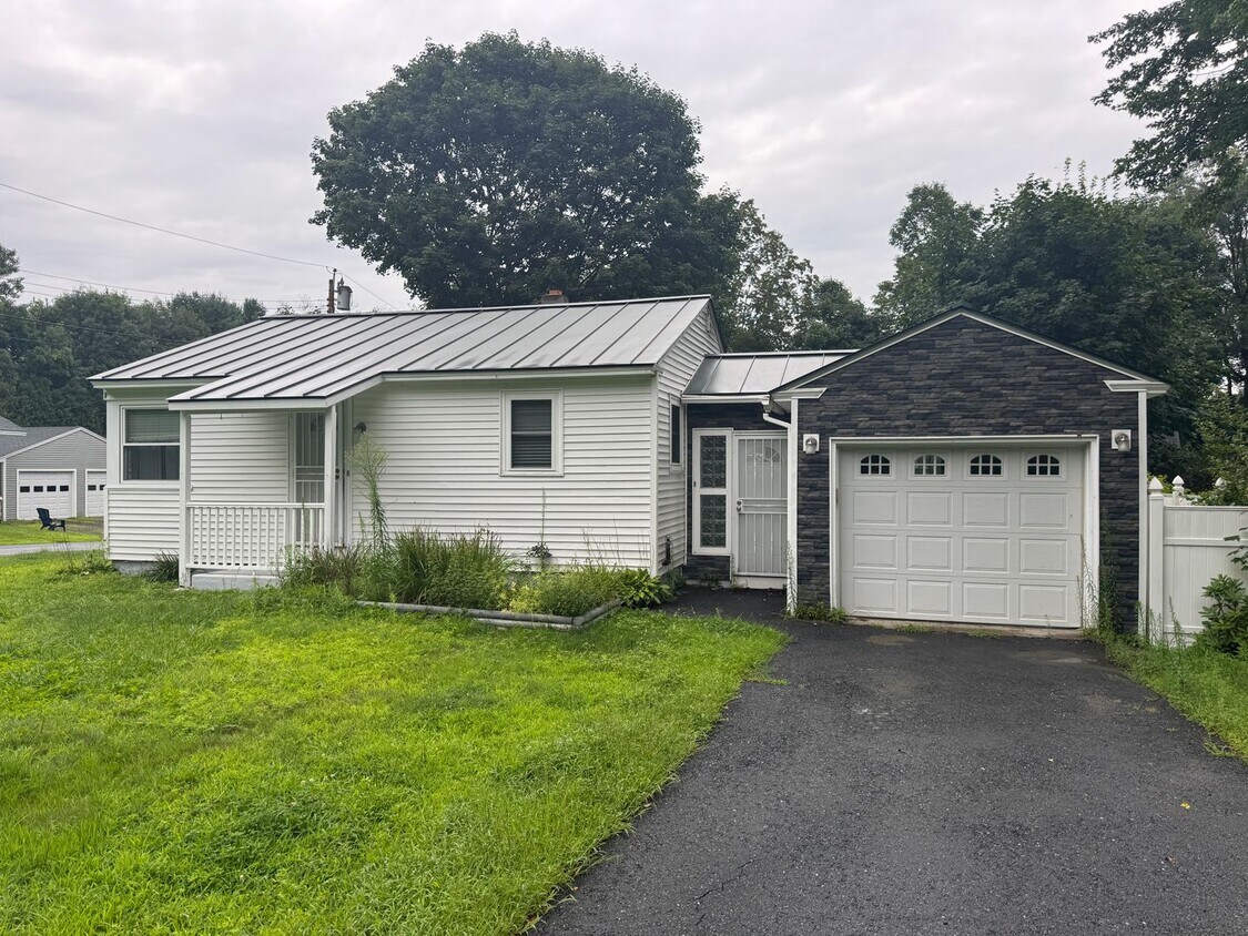 Foto principal - 2 Bedroom with one car garage