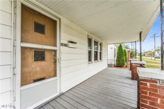 Foto del edificio - 22301 Beckford Ave