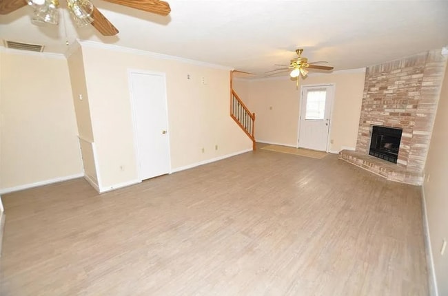 Building Photo - 2 Bedroom, 1.5 Bath Townhome – Modern Comf...